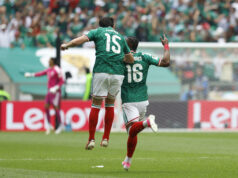 México rompe maldición histórica en inauguración mundialista Julián Quiñones festeja junto a Israel Reyes el primer gol de México en el Mundial 2026.