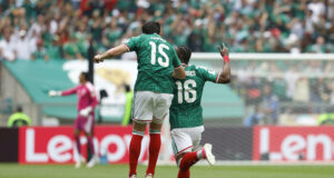 México rompe maldición histórica en inauguración mundialista Julián Quiñones festeja junto a Israel Reyes el primer gol de México en el Mundial 2026.
