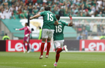 México rompe maldición histórica en inauguración mundialista Julián Quiñones festeja junto a Israel Reyes el primer gol de México en el Mundial 2026.