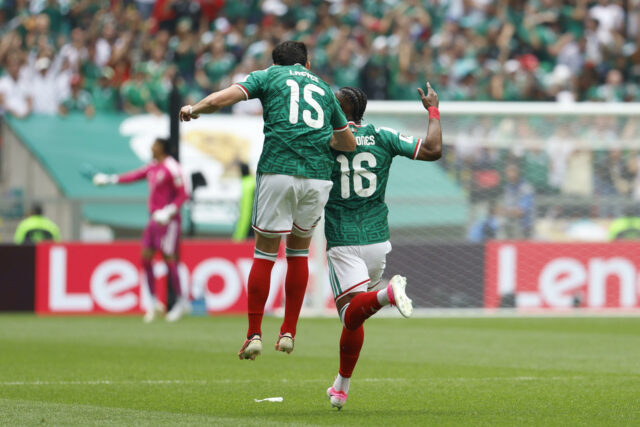 2-0. México rompe la maldición y gana por primera vez un partido inaugural Julián Quiñones festeja junto a Israel Reyes el primer gol de México en el Mundial 2026.
