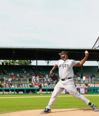 Béisbol de Grandes Ligas regresa a Birmingham por el Juneteenth Un lanzador de béisbol realiza un picheo desde la loma en el estadio Rickwood Field de Birmingham durante el Clásico Este-Oeste.