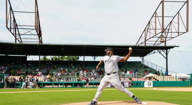 Béisbol de Grandes Ligas regresa a Birmingham por el Juneteenth Un lanzador de béisbol realiza un picheo desde la loma en el estadio Rickwood Field de Birmingham durante el Clásico Este-Oeste.