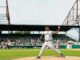 Béisbol de Grandes Ligas regresa a Birmingham por el Juneteenth Un lanzador de béisbol realiza un picheo desde la loma en el estadio Rickwood Field de Birmingham durante el Clásico Este-Oeste.