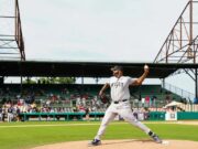 Grandes Ligas de Béisbol vuelven a Birmingham en Juneteenth Lanzador de béisbol con uniforme que dice West realiza un picheo sobre la loma de Rickwood Field en Birmingham.