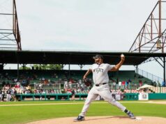 Grandes Ligas de Béisbol vuelven a Birmingham en Juneteenth Lanzador de béisbol con uniforme que dice West realiza un picheo sobre la loma de Rickwood Field en Birmingham.