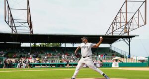 Grandes Ligas de Béisbol vuelven a Birmingham en Juneteenth Lanzador de béisbol con uniforme que dice West realiza un picheo sobre la loma de Rickwood Field en Birmingham.