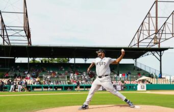 Grandes Ligas de Béisbol vuelven a Birmingham en Juneteenth Lanzador de béisbol con uniforme que dice West realiza un picheo sobre la loma de Rickwood Field en Birmingham.