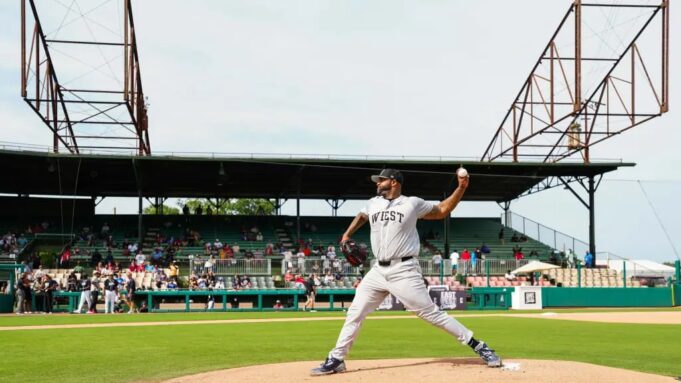 Grandes Ligas de Béisbol vuelven a Birmingham en Juneteenth Lanzador de béisbol con uniforme que dice West realiza un picheo sobre la loma de Rickwood Field en Birmingham.