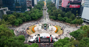 Mundial 2026: Festejo deja 40 toneladas de basura en CDMX Aficionados de la selección mexicana reunidos en el Ángel de la Independencia durante el Mundial 2026.