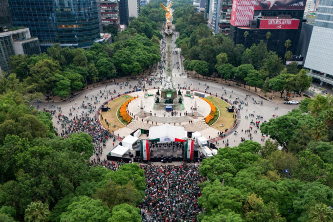 Mundial 2026: Festejo deja 40 toneladas de basura en CDMX Aficionados de la selección mexicana reunidos en el Ángel de la Independencia durante el Mundial 2026.