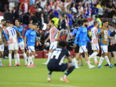 Croacia elimina a Panamá con gol de Budimir Jugadores de Croacia celebran el triunfo ante Panamá en el Mundial 2026 mientras un rival se lamenta en el césped.