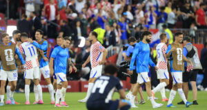 Croacia elimina a Panamá con gol de Budimir Jugadores de Croacia celebran el triunfo ante Panamá en el Mundial 2026 mientras un rival se lamenta en el césped.