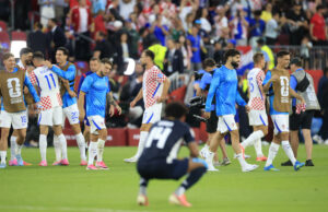 Croacia elimina a Panamá con gol de Budimir Jugadores de Croacia celebran el triunfo ante Panamá en el Mundial 2026 mientras un rival se lamenta en el césped.