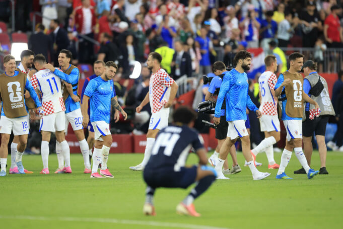 Croacia elimina a Panamá con gol de Budimir Jugadores de Croacia celebran el triunfo ante Panamá en el Mundial 2026 mientras un rival se lamenta en el césped.