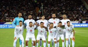Mundial 2026: EE. UU. aprueba visas de la selección de Irán Once jugadores de la selección de fútbol de Irán posan formados en la cancha antes de un partido.