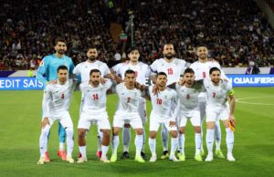 Mundial 2026: EE. UU. aprueba visas de la selección de Irán Once jugadores de la selección de fútbol de Irán posan formados en la cancha antes de un partido.
