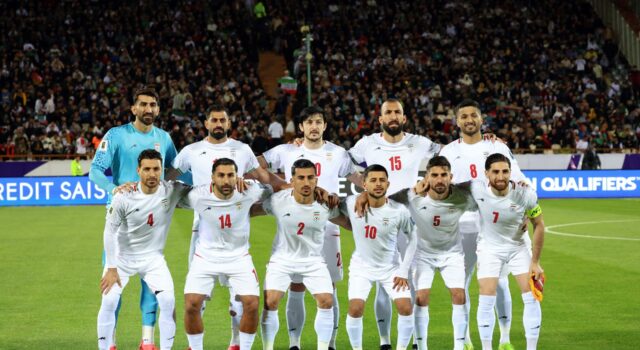 Mundial 2026: EE. UU. aprueba visas de la selección de Irán Once jugadores de la selección de fútbol de Irán posan formados en la cancha antes de un partido.