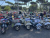 Mundo Vespa: Roma celebra el 80º aniversario del scooter Gran concentración de motonetas Vespa de clubes internacionales estacionadas al aire libre durante el aniversario en Roma.