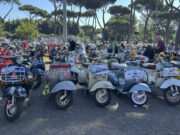 Mundo Vespa: Roma celebra el 80º aniversario del scooter Gran concentración de motonetas Vespa de clubes internacionales estacionadas al aire libre durante el aniversario en Roma.