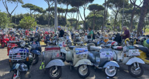Mundo Vespa: Roma celebra el 80º aniversario del scooter Gran concentración de motonetas Vespa de clubes internacionales estacionadas al aire libre durante el aniversario en Roma.