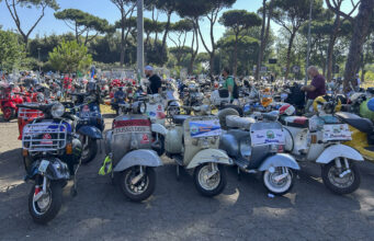 Mundo Vespa: Roma celebra el 80º aniversario del scooter Gran concentración de motonetas Vespa de clubes internacionales estacionadas al aire libre durante el aniversario en Roma.
