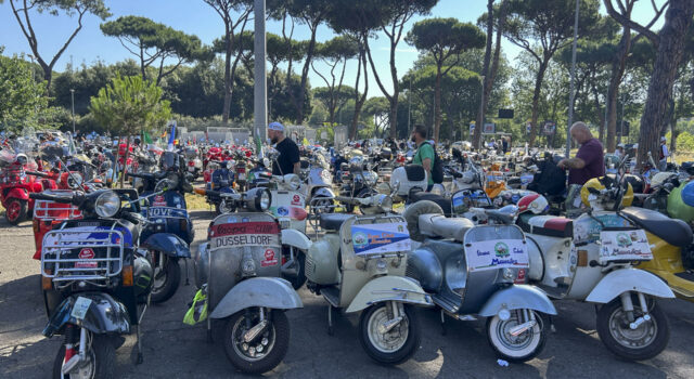 Mundo Vespa: Roma celebra el 80º aniversario del scooter Gran concentración de motonetas Vespa de clubes internacionales estacionadas al aire libre durante el aniversario en Roma.