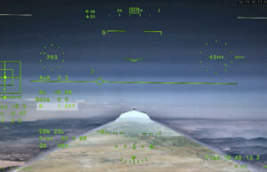 NASA logra que el avión X-59 rompa la barrera del sonido Pantalla de telemetría verde de la cabina del avión NASA X-59 superando el Mach 1.077 en el aire.