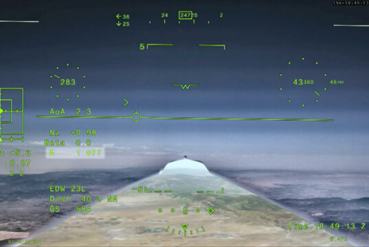 NASA logra que el avión X-59 rompa la barrera del sonido Pantalla de telemetría verde de la cabina del avión NASA X-59 superando el Mach 1.077 en el aire.