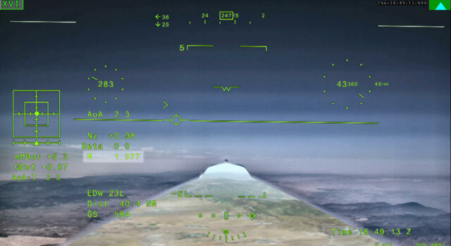 NASA logra que el avión X-59 rompa la barrera del sonido Pantalla de telemetría verde de la cabina del avión NASA X-59 superando el Mach 1.077 en el aire.