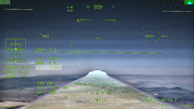 Pantalla de telemetría verde de la cabina del avión NASA X-59 superando el Mach 1.077 en el aire.
