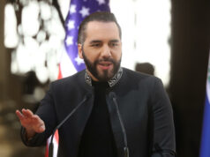 Narcotráfico en El Salvador: Histórica incautación de cocaína El presidente de El Salvador, Nayib Bukele, habla en un podio con micrófonos sobre la lucha contra el narcotráfico.