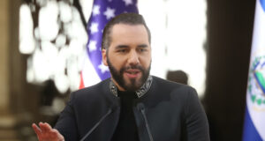 Narcotráfico en El Salvador: Histórica incautación de cocaína El presidente de El Salvador, Nayib Bukele, habla en un podio con micrófonos sobre la lucha contra el narcotráfico.