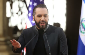 Narcotráfico en El Salvador: Histórica incautación de cocaína El presidente de El Salvador, Nayib Bukele, habla en un podio con micrófonos sobre la lucha contra el narcotráfico.