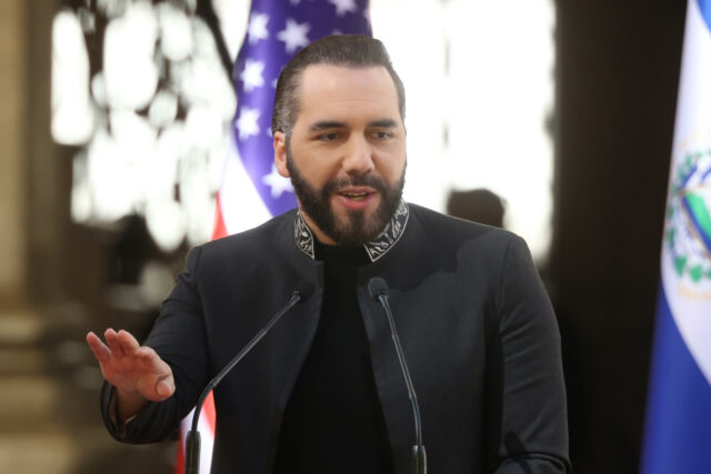 Interceptan en El Salvador dos embarcaciones con 6,68 toneladas de cocaína, informa Bukele El presidente de El Salvador, Nayib Bukele, habla en un podio con micrófonos sobre la lucha contra el narcotráfico.