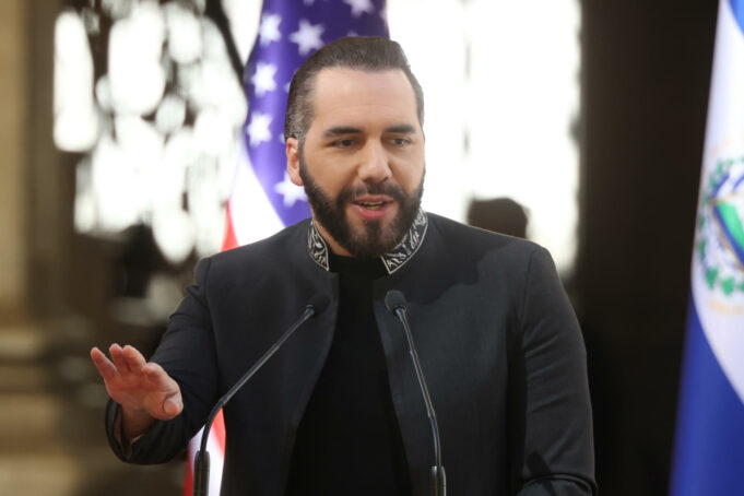 Narcotráfico en El Salvador: Histórica incautación de cocaína El presidente de El Salvador, Nayib Bukele, habla en un podio con micrófonos sobre la lucha contra el narcotráfico.