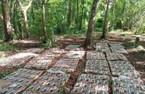 Latinoamérica: Nicaragua decomisa 475 paquetes de cocaína Paquetes de cocaína decomisados por el Ejército de Nicaragua durante un operativo antidrogas en Río San Juan.