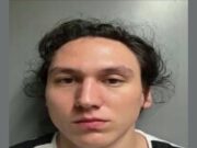 Apuñalamiento en Albertville deja un acusado de intento de homicidio Retrato policial de frente de Nicholas Trombetta, joven con cabello oscuro revuelto, tras su detención.