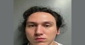 Apuñalamiento en Albertville deja un acusado de intento de homicidio Retrato policial de frente de Nicholas Trombetta, joven con cabello oscuro revuelto, tras su detención.