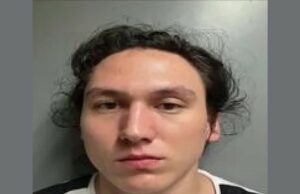 Apuñalamiento en Albertville deja un acusado de intento de homicidio Retrato policial de frente de Nicholas Trombetta, joven con cabello oscuro revuelto, tras su detención.