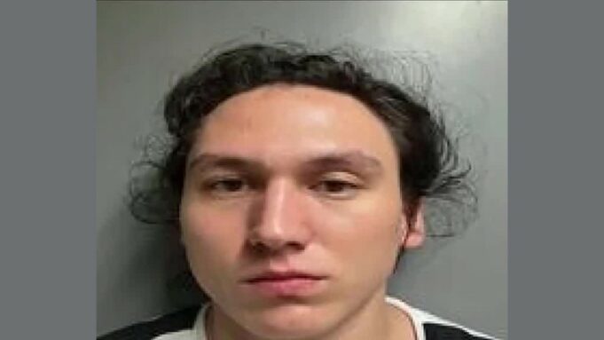 Apuñalamiento en Albertville deja un acusado de intento de homicidio Retrato policial de frente de Nicholas Trombetta, joven con cabello oscuro revuelto, tras su detención.