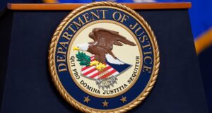 Voto fraudulento en Alabama: se declara culpable un no ciudadano Sello del Departamento de Justicia de EE. UU. en un podio tras declaración de culpabilidad por voto fraudulento.