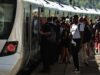 Récord de calor en el Reino Unido supera los 36 grados Pasajeros en un andén soleado intentan abordar un tren en Reino Unido durante la ola de calor de junio.
