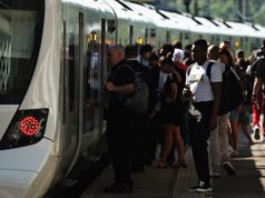 Récord de calor en el Reino Unido supera los 36 grados Pasajeros en un andén soleado intentan abordar un tren en Reino Unido durante la ola de calor de junio.