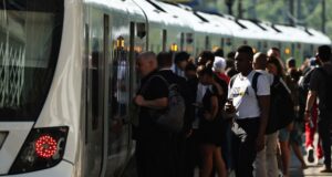 Récord de calor en el Reino Unido supera los 36 grados Pasajeros en un andén soleado intentan abordar un tren en Reino Unido durante la ola de calor de junio.