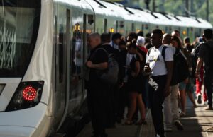 Récord de calor en el Reino Unido supera los 36 grados Pasajeros en un andén soleado intentan abordar un tren en Reino Unido durante la ola de calor de junio.
