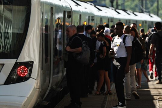 Récord de calor en el Reino Unido supera los 36 grados Pasajeros en un andén soleado intentan abordar un tren en Reino Unido durante la ola de calor de junio.