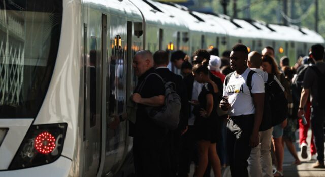 Récord de calor en el Reino Unido supera los 36 grados Pasajeros en un andén soleado intentan abordar un tren en Reino Unido durante la ola de calor de junio.