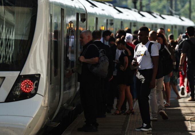 Récord de calor en el Reino Unido supera los 36 grados Pasajeros en un andén soleado intentan abordar un tren en Reino Unido durante la ola de calor de junio.