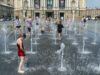Ola de calor en Ucrania colapsa la energía en plena guerra Niños y jóvenes refrescándose en una fuente pública en Ucrania durante una histórica ola de calor.