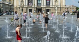 Ola de calor en Ucrania colapsa la energía en plena guerra Niños y jóvenes refrescándose en una fuente pública en Ucrania durante una histórica ola de calor.